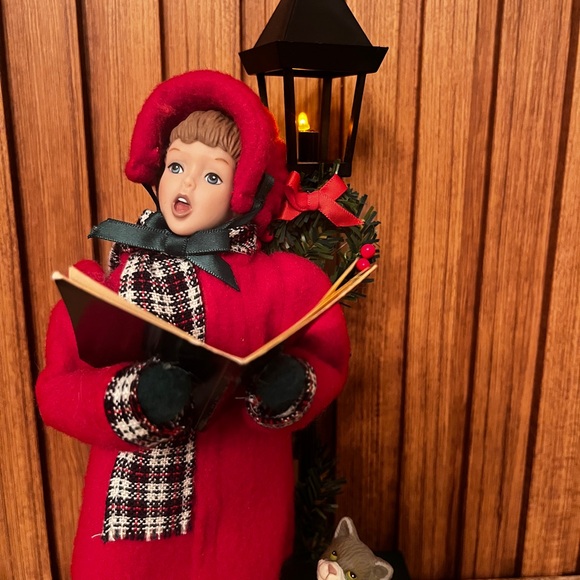 Vintage Dickens’ Collection  Smiles IND Girl Caroler GUC. Lights Up And Plays - Picture 11 of 11